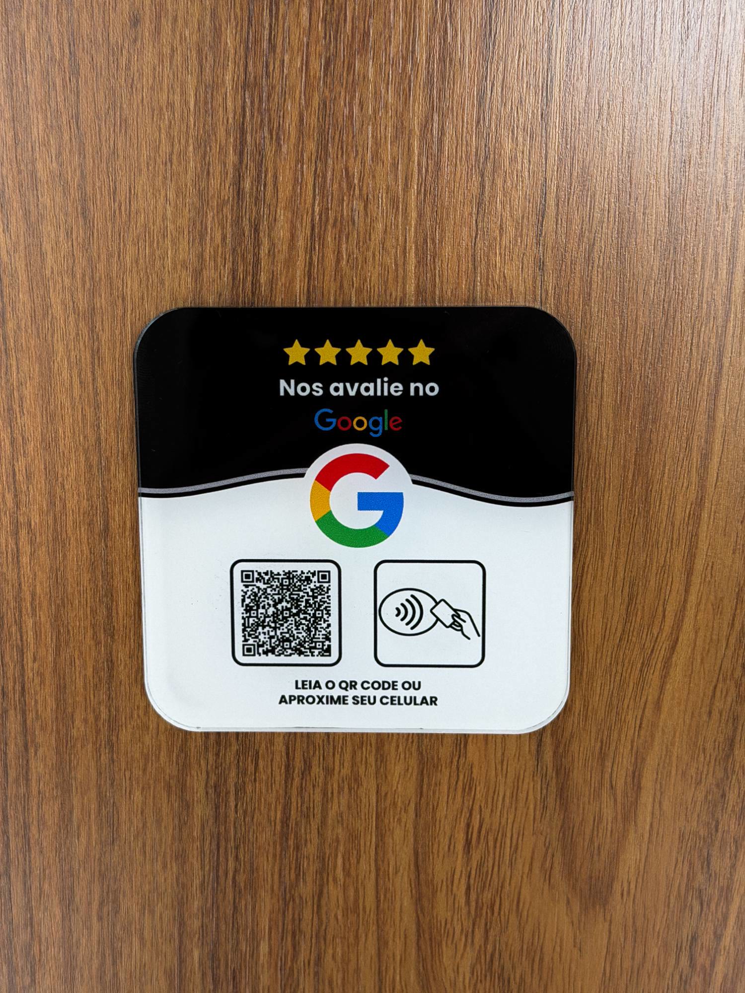 Plaquinha preta de acrílico com QR Code e NFC