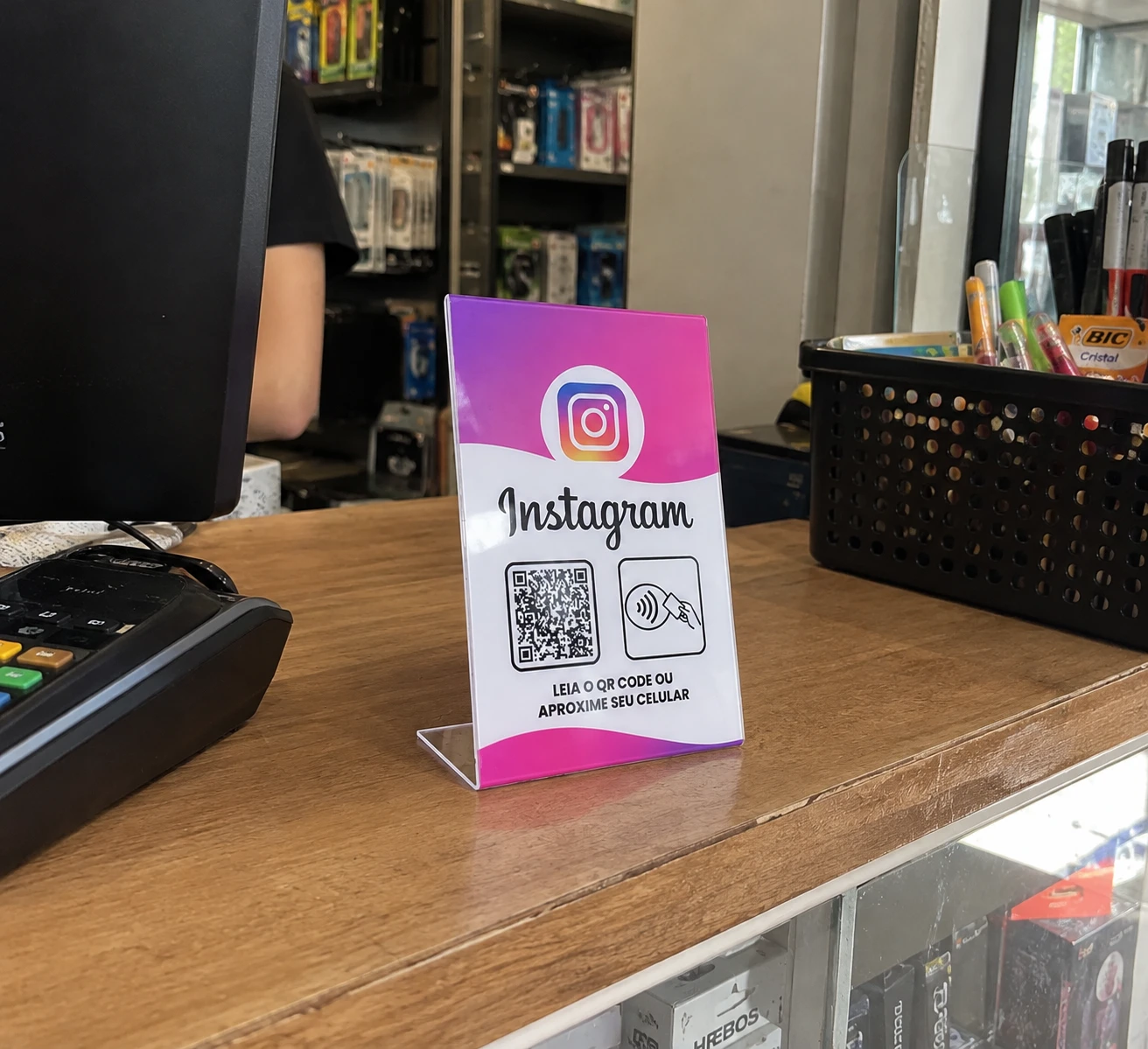 Plaquinha do Instagram no balcão de uma loja